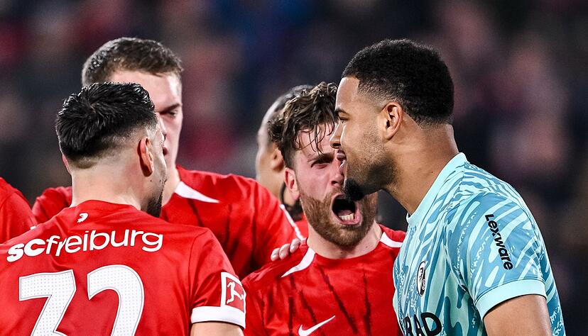 Nach dem gehaltenen Elfmeter nimmt Noah Atubolu die Gl&uuml;ckw&uuml;nsche der Teamkollegen gerne entgegen.