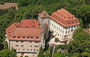 Nach zwei jähriger Renovierung erstrahlt das Barockschloss (rechts) nun in
neuem Glanz.