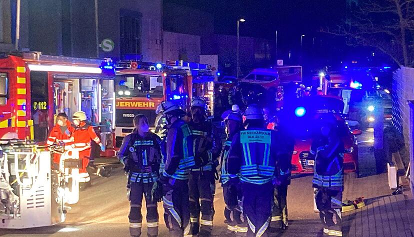 Rettungskräfte waren mit einem Großaufgebot im Einsatz. Rettungskräfte waren mit einem Großaufgebot im Einsatz.