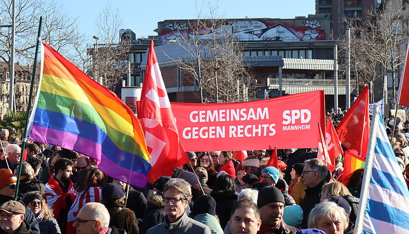 In Mannheim haben sich Tausende Menschen zu einer Kundgebung gegen Rechts versammelt.