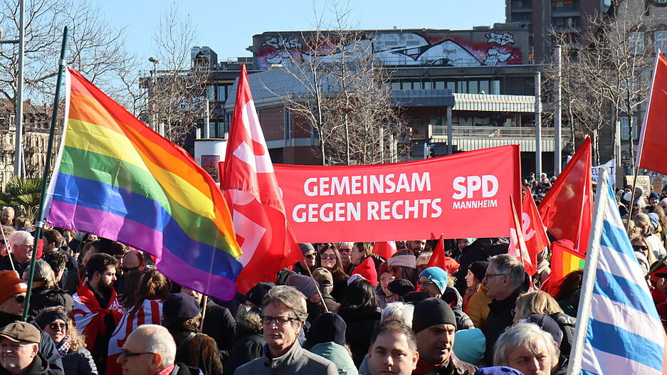 In Mannheim haben sich Tausende Menschen zu einer Kundgebung gegen Rechts versammelt.