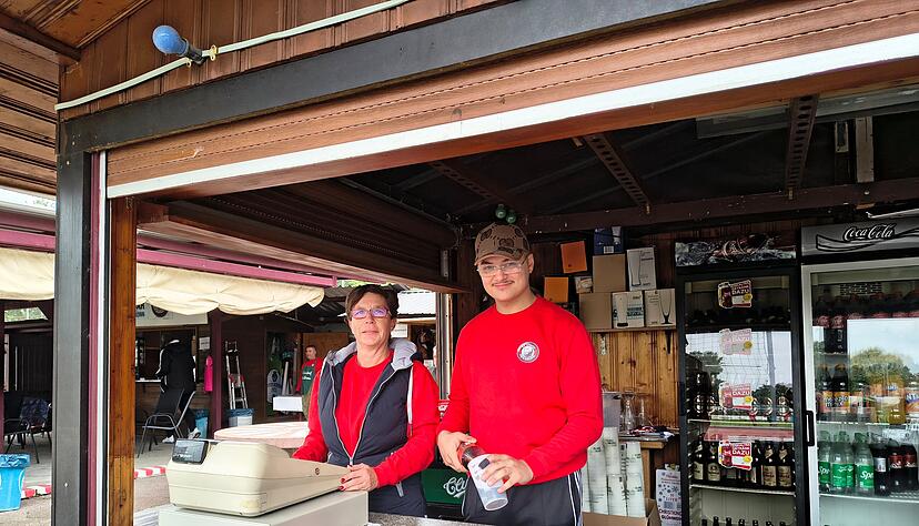 Beim FC Union Heilbronn am Getränkestand: Angela Hietzker und Deniz Kara.