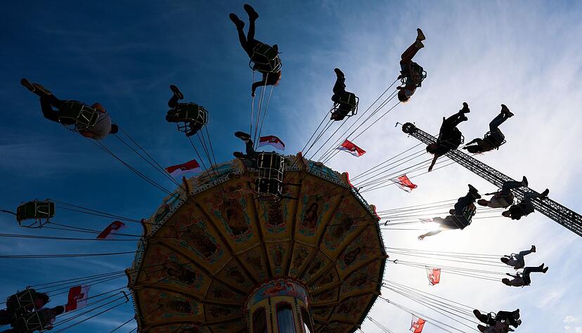 Der Besuch auf dem Rummel am Neckar-Ufer könnte sich - auch finanziell - für Familien besonders an den drei Familien-Mittwochstagen auszahlen.(Archiv) Der Besuch auf dem Rummel am Neckar-Ufer könnte sich - auch finanziell - für Familien besonders an den drei Familien-Mittwochstagen auszahlen.(Archiv)