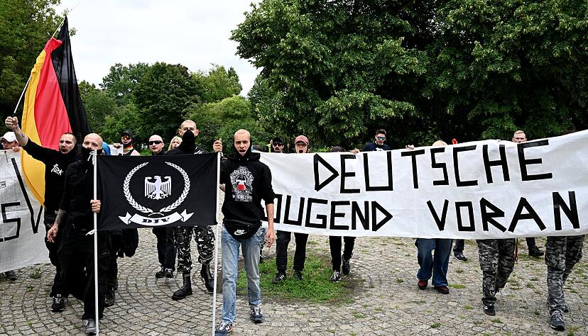Etwa 30 bis 50 Personen beteiligten sich an einer rechten Gegendemonstration.