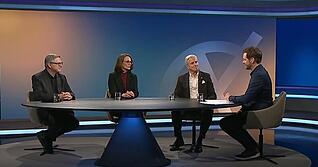 Analysierten das SWR-Triell der Spitzenkandidaten zur Landtagswahl (v.l.): Kommunikationswissenschaftler Frank Brettschneider, die Redakteure Annika Grah (Stuttgarter Zeitung) und Uwe Ralf Heer (Heilbronner Stimme) sowie Moderator Georg Bruder.