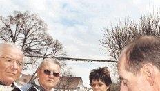 Horst Stengel aus Weinsberg-Gellmersbach präsentiert den Besucher Wissenswertes zur Sektherstellung.Foto: Ulrike Kugler Horst Stengel aus Weinsberg-Gellmersbach präsentiert den Besucher Wissenswertes zur Sektherstellung.Foto: Ulrike Kugler