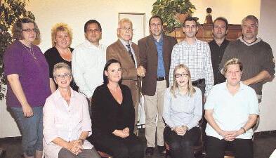 Wolfgang Beger (hintere Reihe, Vierter von links) w&uuml;nschte Markus Sch&ouml;n (F&uuml;nfter von links) sowie den Vorstands- und Ausschussmitgliedern alles Gute.Foto: Herterich