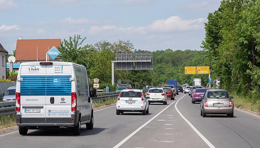 Die B27 zwischen Heilbronn und Neckarsulm soll auf vier Spuren ausgebaut werden. Jetzt gibt es erstmals Details zu den vorliegenden Varianten.