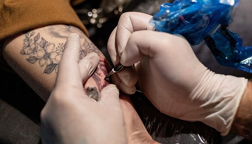 Maik Frey hat sein Tätowierer-Handwerk durch Anleitung und viel Übung gelernt. Eine gesetzlich geregelte Ausbildung gibt es nicht. Maik Frey hat sein Tätowierer-Handwerk durch Anleitung und viel Übung gelernt. Eine gesetzlich geregelte Ausbildung gibt es nicht.