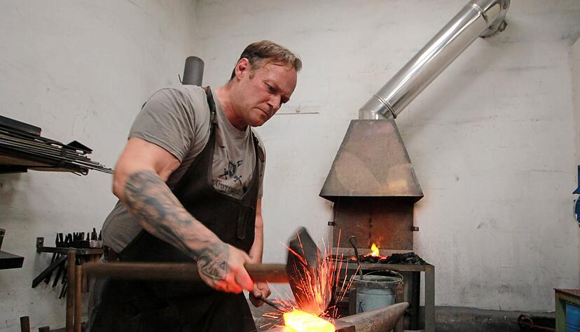 Andreas Ulbrich schmiedet Messer mit viel Muskelkraft. Durch die Hammerschl&auml;ge verbindet sich weicher und harter Stahl und es entstehen f&uuml;r jedes Werkst&uuml;ck charakteristische Muster.