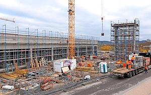 Nach Monaten des Stillstands schreitet der Neubau des Feuerwehrhauses inzwischen zügig voran. Ende November wird Richtfest gefeiert. Nach Monaten des Stillstands schreitet der Neubau des Feuerwehrhauses inzwischen zügig voran. Ende November wird Richtfest gefeiert.