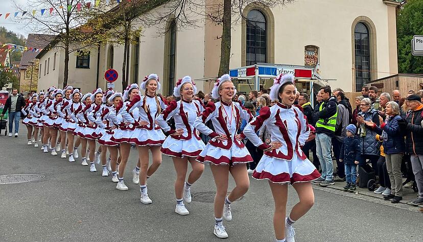 Gardemädchen, Pferde, Traktoren und kostümierte Gruppen ziehen beim Dörzbacher Pferdemarkt durch die Straße. Gardemädchen, Pferde, Traktoren und kostümierte Gruppen ziehen beim Dörzbacher Pferdemarkt durch die Straße.