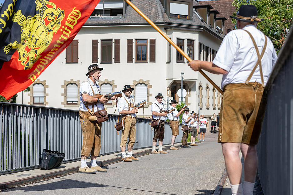 Das Lauffener Br&uuml;ckenfest startete am Samstag um 17 Uhr. Den Startschuss gab B&uuml;rgermeisterin Sarina Pfr&uuml;nder mit der Lauffener Stadtkapelle und der B&ouml;llergruppe des Sch&uuml;tzenvereins.