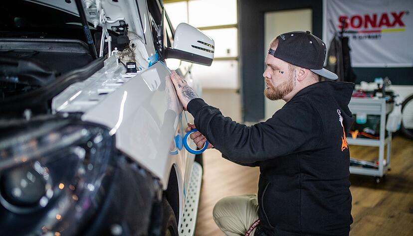 Abschnitt für Abschnitt: Für das Folieren von Autos ist viel Erfahrung und Geduld erforderlich - ein Fall für Profis. Abschnitt für Abschnitt: Für das Folieren von Autos ist viel Erfahrung und Geduld erforderlich - ein Fall für Profis.