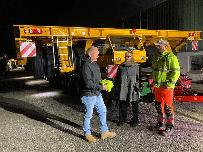Susanne Rettenmaier mit Bernd Obenland (links) und Michael Weber besprechen den Transport.