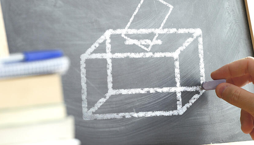 In vielen Klassenzimmern wird ein Wahllokal f&uuml;r die Sch&uuml;lersprecherwahlen eingerichtet, um den Sch&uuml;lern demokratische Prozesse n&auml;herzubringen.