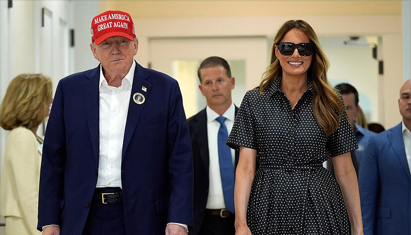 Der republikanische Präsidentschaftskandidat und ehemalige US-Präsident Donald Trump und seine Frau Melania Trump nach der Stimmabgabe am Wahltag im Morton and Barbara Mandel Recreation Center in Palm Beach. Der republikanische Präsidentschaftskandidat und ehemalige US-Präsident Donald Trump und seine Frau Melania Trump nach der Stimmabgabe am Wahltag im Morton and Barbara Mandel Recreation Center in Palm Beach.