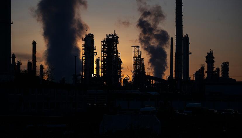 Raffinerie in Deutschland: Preise f&uuml;r Roh&ouml;l auf dem Weltmarkt kr&auml;ftig gestiegen.