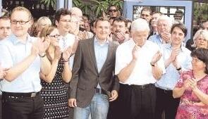 Kaum ein Schatten tr&uuml;bte den sonnigen Wahlsonntag in K&uuml;nzelsau. Stefan Neumann (Mitte) freut sich, dass er B&uuml;rgermeister wird.Foto: Matthias Stolla