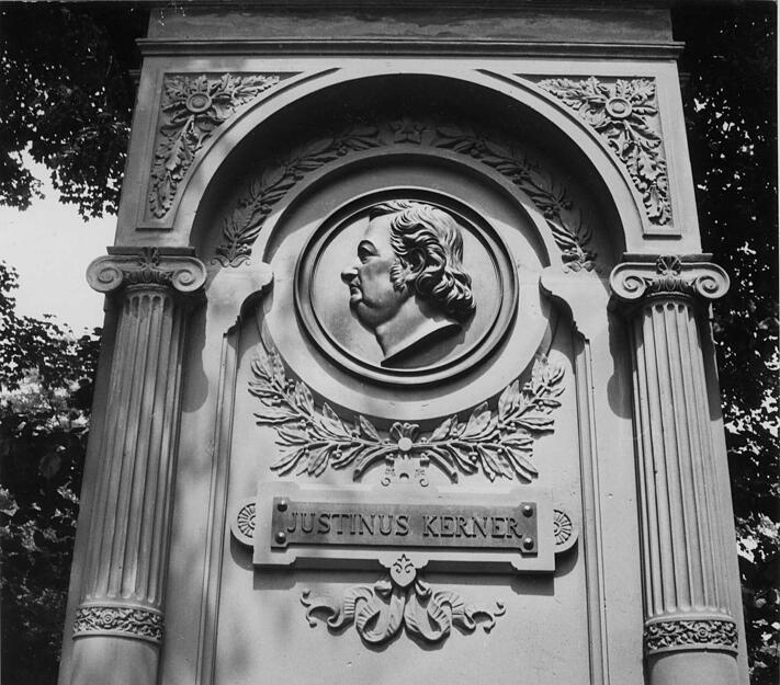 Das Denkmal des Dichters,  Arztes, Denkmalpflegers und Heimatforschers  Justinus Kerner steht in unmittelbarer Nähe zum  Kernerhaus. Es wurde nach einem Entwurf des  Bildhauers Professor Eduard Herdtle im Oktober 1865 eingeweiht. Der Dichterarzt Justinus Kerner lebte von 1819 bis zu seinem Tod im Jahr 1862 in der Weibertreustadt.  Aufnahme aus dem Jahr 1987. Das Denkmal des Dichters,  Arztes, Denkmalpflegers und Heimatforschers  Justinus Kerner steht in unmittelbarer Nähe zum  Kernerhaus. Es wurde nach einem Entwurf des  Bildhauers Professor Eduard Herdtle im Oktober 1865 eingeweiht. Der Dichterarzt Justinus Kerner lebte von 1819 bis zu seinem Tod im Jahr 1862 in der Weibertreustadt.  Aufnahme aus dem Jahr 1987.