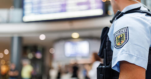 Auf der Zugfahrt von Heilbronn nach Stuttgart wird ein M&auml;dchen begrabscht. Ein Fremder fasst ihr an den Po &ndash; nun sucht die Polizei nach Zeugen.