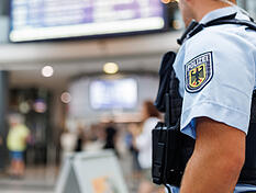 Auf der Zugfahrt von Heilbronn nach Stuttgart wird ein M&auml;dchen begrabscht. Ein Fremder fasst ihr an den Po &ndash; nun sucht die Polizei nach Zeugen.