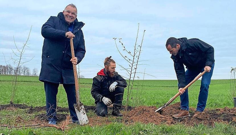 Sichtlich entzückt, an seinem Geburtstag einen Baum zu pflanzen: OB Klaus Holaschke (links) mit Ulrich Müller (rechts) und Christoph Mössinger. Sichtlich entzückt, an seinem Geburtstag einen Baum zu pflanzen: OB Klaus Holaschke (links) mit Ulrich Müller (rechts) und Christoph Mössinger.