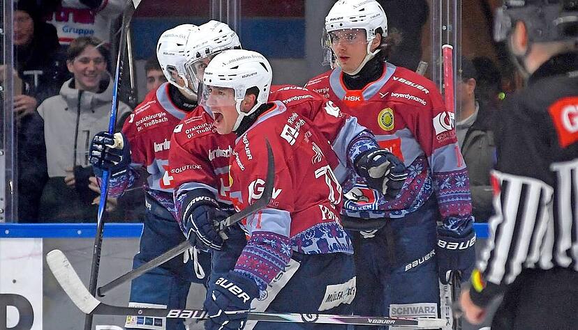 Paul Fabian (Mitte) schreit seineFreude nach dem Treffer zum 1:1 heraus.
