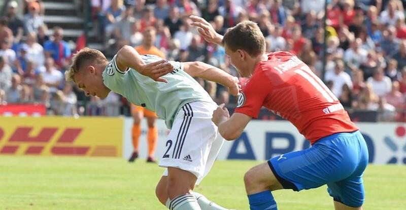 Die Bayern um Joshua Kimmich (l) hatten in Drochtersen gegen Jasper Gooßen und Co. schwer zu kämpfen.