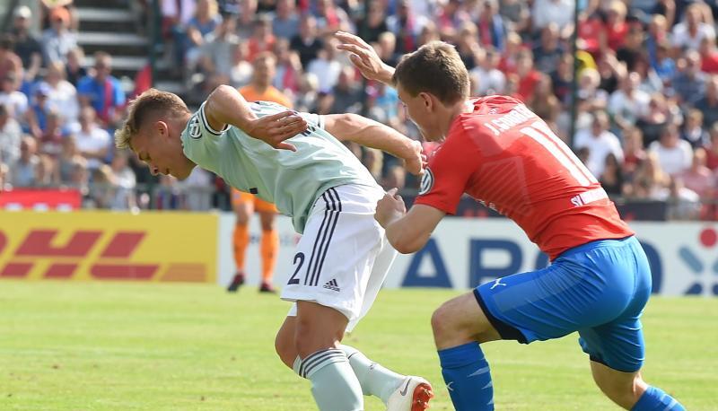 Die Bayern um Joshua Kimmich (l) hatten in Drochtersen gegen Jasper Gooßen und Co. schwer zu kämpfen.
