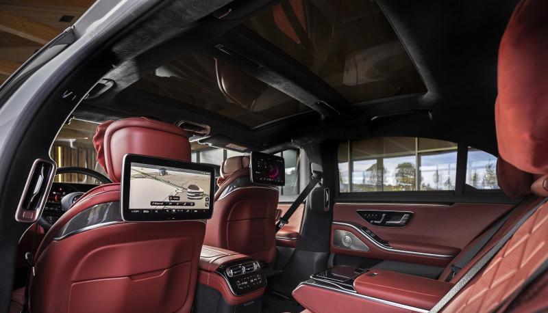 F&uuml;r die Unterhaltung im Fond ist gesorgt: Auf der R&uuml;ckseite der Vordersitze befinden sich ebenfalls Bildschirme.