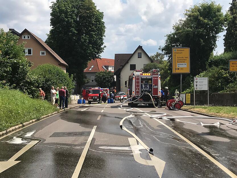 In Willsbach ist am Montagnachmittag auf der Bundesstraße 39 ein besetzter Linienbus in Brand geraten. Die Feuerwehr rückte mit einem Großaufgebot zur Unglücksstellle aus. Foto: Jürgen Kümmerle