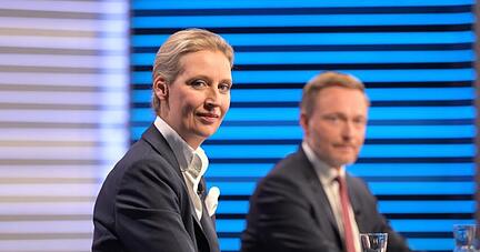 AfD-Spitzenkandidatin Alice Weidel sitzt in einem Wahlstudio des ZDF bei der «Berliner Runde» zur Bundestagswahl.