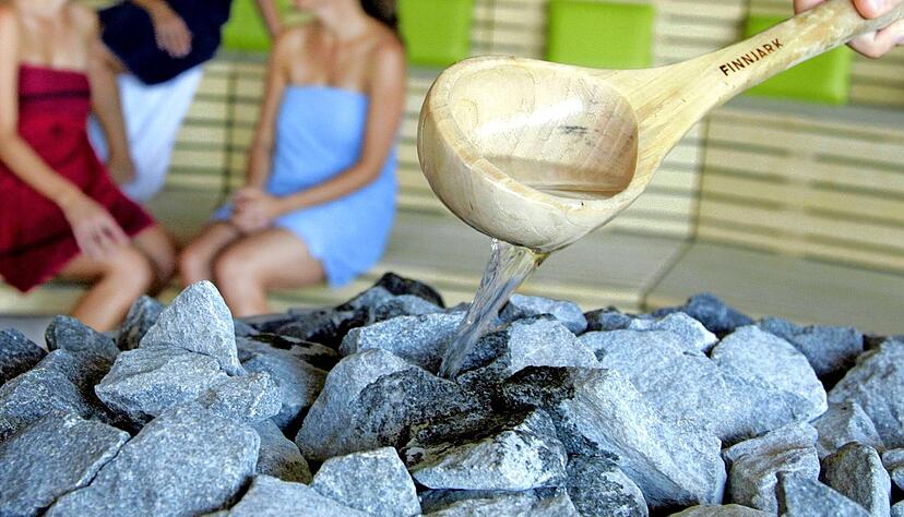 Nach dem Aufgießen von Wasser wird die Luft in der Sauna vom Saunameister in der Regel "verwedelt" − aktuell ist das aber nicht zulässig. Nach dem Aufgießen von Wasser wird die Luft in der Sauna vom Saunameister in der Regel "verwedelt" − aktuell ist das aber nicht zulässig.