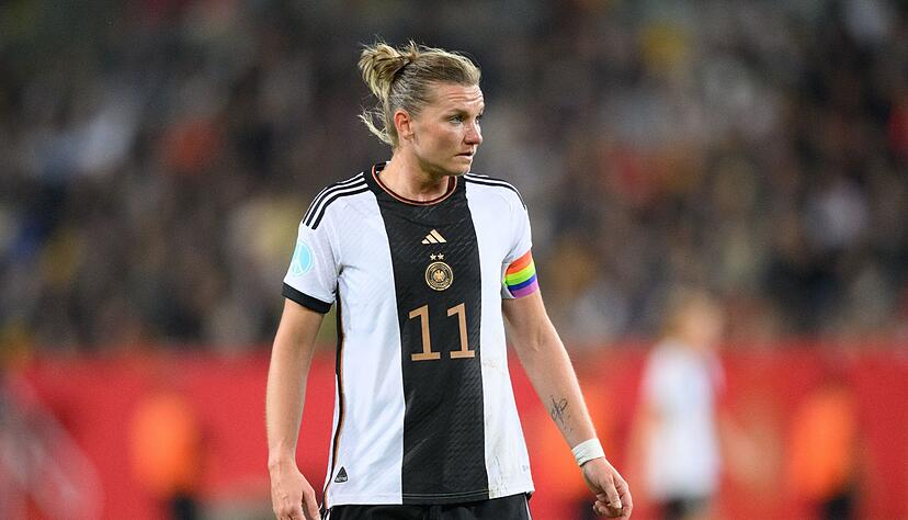 Alexandra Popp wurde vom «Kicker» als «Persönlichkeit des Jahres» ausgezeichnet. Alexandra Popp wurde vom «Kicker» als «Persönlichkeit des Jahres» ausgezeichnet.