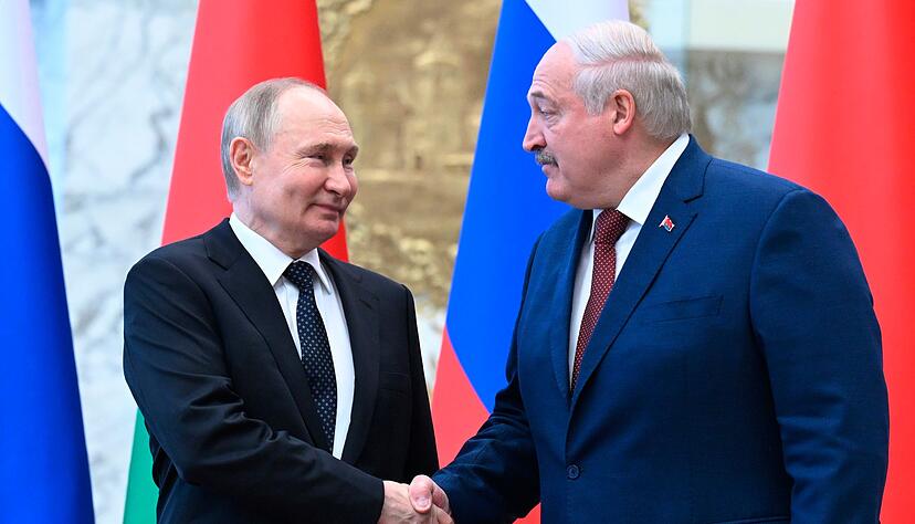 Der russische Präsident Wladimir Putin (l) und der belarussische Präsident Alexander Lukaschenko arbeiten trotz des Kriegs in der Ukraine weiter zusammen.
