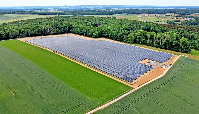 Die Projektbeteiligten um Minister Peter Hauk (dritter von rechts) haben den 7,2 Hektar großen Solarpark im Roigheimer Gewann "Himmel" eingeweiht.
Foto: Ralf Seidel Die Projektbeteiligten um Minister Peter Hauk (dritter von rechts) haben den 7,2 Hektar großen Solarpark im Roigheimer Gewann "Himmel" eingeweiht.
Foto: Ralf Seidel