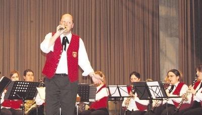 Rainer Roll, neuer Dirigent des Musikvereins Willsbach, glänzte bei der Winterfeier auch als Sänger. Bis in die Morgenstunden spielte die Kapelle zum Tanz auf.Foto: Gustav Döttling Rainer Roll, neuer Dirigent des Musikvereins Willsbach, glänzte bei der Winterfeier auch als Sänger. Bis in die Morgenstunden spielte die Kapelle zum Tanz auf.Foto: Gustav Döttling