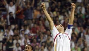 Birgit Prinz rei&szlig;t nach ihrem Treffer die Arme hoch.