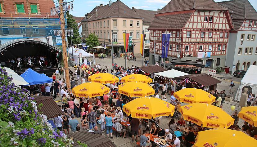 Bei der Eröffnungsfeier am Samstag ist es brütend heiß in Eppingen, dennoch feiern an diesem Tag Tausende Besucher bei dem beliebten Fest. Fotos: Franz Theuer Bei der Eröffnungsfeier am Samstag ist es brütend heiß in Eppingen, dennoch feiern an diesem Tag Tausende Besucher bei dem beliebten Fest. Fotos: Franz Theuer