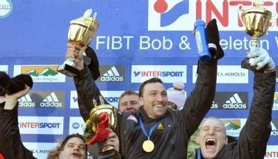 Das Team von Bob Deutschland 2 jubelt bei der Siegerehrung.