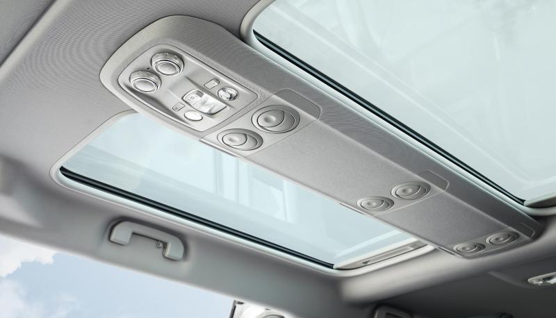 Dachfenster und Regler an der Fahrzeugdecke bieten den Komfort eines gehobenen Pkw's.