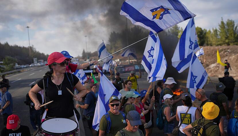 Demonstranten in Israel fordern die Freilassung der Hamas-Geiseln.