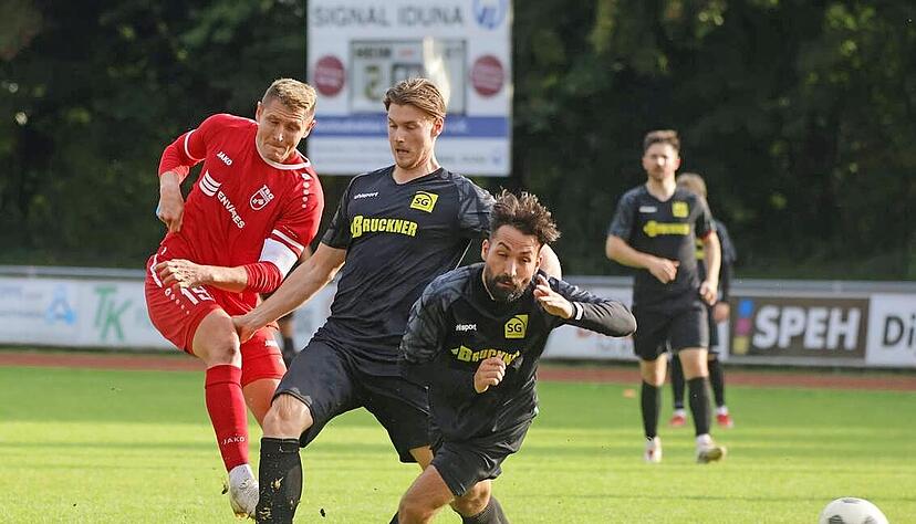 Simon Wilske (links) spielte gegen Weinstadt im zentralen Mittelfeld und erzielte den Siegtreffer zum 3:2-Endstand.
Foto: Marc Schmerbeck