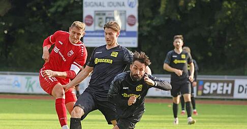 Simon Wilske (links) spielte gegen Weinstadt im zentralen Mittelfeld und erzielte den Siegtreffer zum 3:2-Endstand.
Foto: Marc Schmerbeck