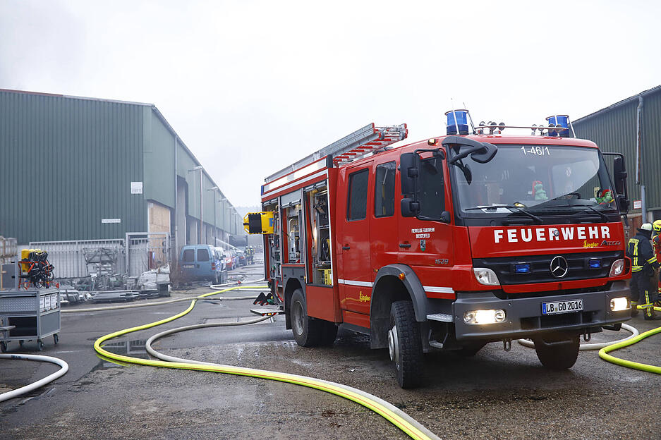 Zur Brandursache konnte die Polizei am Nachmittag noch nichts sagen. Auch zum entstandenen Schaden konnte ein Sprecher noch keine Angaben machen.