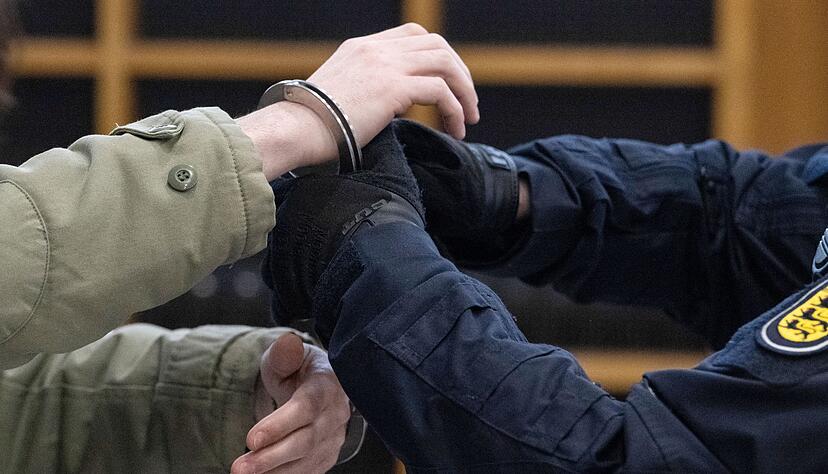 Der mutmaßliche Schütze hat die Schüsse eingeräumt. Der mutmaßliche Schütze hat die Schüsse eingeräumt.