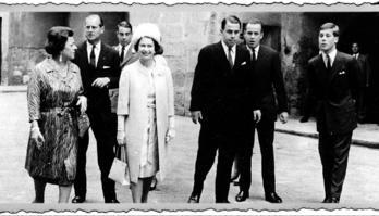 Fürst Kraft zu Hohenlohe-Langenburg begrüßte das Königspaar im Hof des Schlosses, das 1963 bei einem Brand stark beschädigt worden war. Links Margarita Fürstin zu Hohenlohe, Philips Schwester. (Foto: Archiv/Stadt Langenburg)