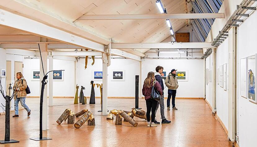 Im Rahmen der Offenen Ateliers im Künstlerhaus in der Heilbronner Zigarre vergangenen Samstag – und darüber hinaus – ist die Ausstellung mit Bildern von Eberhard Fendrich und Objekten von JC Leopold zu sehen. Im Rahmen der Offenen Ateliers im Künstlerhaus in der Heilbronner Zigarre vergangenen Samstag – und darüber hinaus – ist die Ausstellung mit Bildern von Eberhard Fendrich und Objekten von JC Leopold zu sehen.