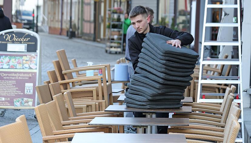 Von den fr&uuml;hlingshaften Temperaturen profitiert auch die Au&szlig;engastronomie.